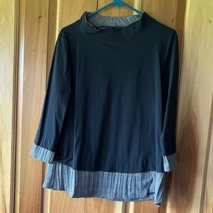 Porto San Francisco long sleeved mock turtleneck top with accents Size 1